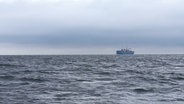 Ein Schiff fährt auf der Ostsee. © Screenshot 