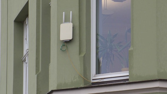 Ein Router hängt an der Fassade des Rathaus in Bergen auf Rügen. © Screenshot 