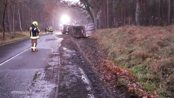 Ein verunglückter Lkw liegt in einem Straßengraben. © Screenshot 