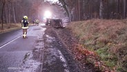 Ein verunglückter Lkw liegt in einem Straßengraben. © Screenshot 