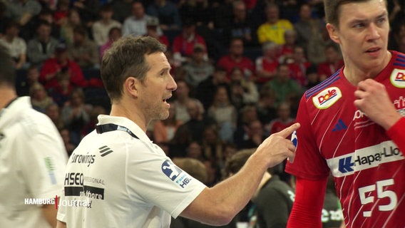 Der Trainer der Handballmannschaft HSV Hamburg im Gespräch mit einem seiner Spieler. © Screenshot 