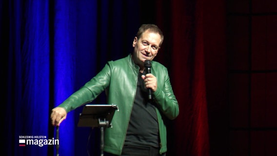 Comedian Dieter Nuhr bei seiner Show in Lübeck. © Screenshot 