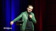 Comedian Dieter Nuhr bei seiner Show in Lübeck. © Screenshot 