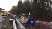 Rettungskräfte bergen einen verunfallten Sattelschlepper. © Screenshot 