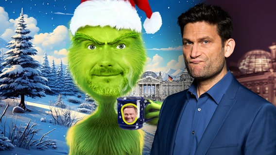 Christian Lindner als Grinch, der ein Glühweinbecher mit Christian Lindner drauf in der Hand hält. Daneben Christian Ehring. (extra 3 vom 21.11.2024 im Ersten) © NDR 