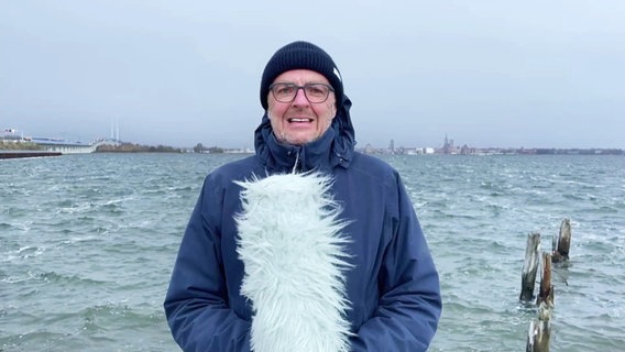 Stefan Kreibohm moderiert das Wetter von der Insel Hiddensee. © Screenshot 