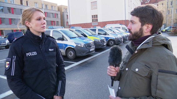 Jürn-Jakob Gericke mit Katja Weizel vom Polizeipräsidium Rostock © Screenshot 