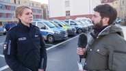 Jürn-Jakob Gericke mit Katja Weizel vom Polizeipräsidium Rostock © Screenshot 