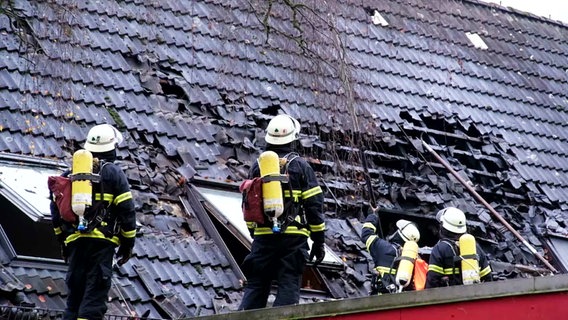 Feuerwehrkräfte löschen einen Dachbrand in Hamburg-Wandsbek. © NDR 