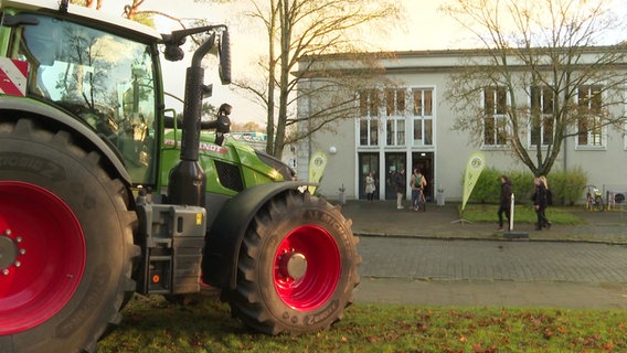 Ein Traktor steht vor dem Eingang zur "Young Farmers Convention". © Screenshot 