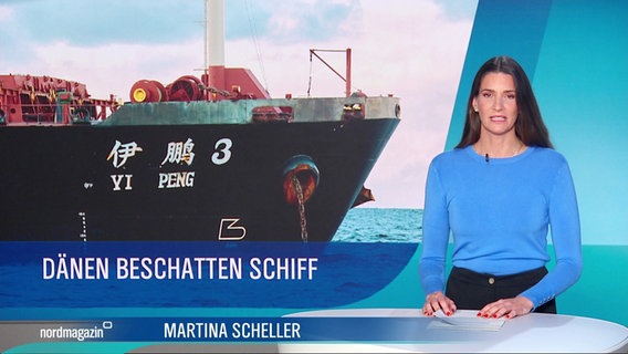 Martine Scheller moderiert die Meldung. Neben ihr ist ein Bild der Yi Peng 3 und die Schlagzeile "Dänen beschatten Schiff" eingeblendet. © Screenshot 