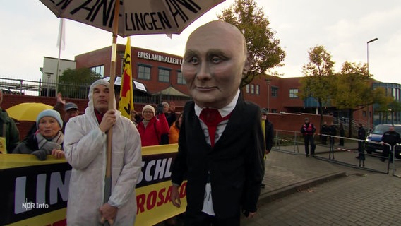 Eine Putin-Figur auf einer Demonstration in Lingen. © Screenshot 