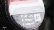 Eine Zapfsäule mit der Aufschrift "Future Power Diesel". © Screenshot 