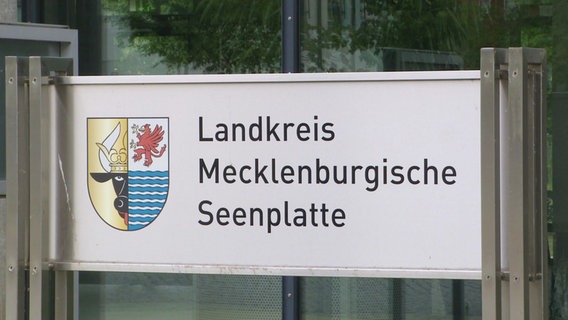 Schild Landkreis "Mecklenburgische Seenplatte" vor dem Landratsamt in Neubrandenburg © Screenshot 