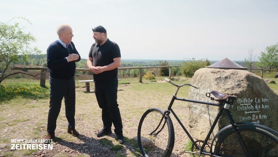 Hubertus Meyer-Burckhardt spricht auf dem Wilseder Berg mit dem Historiker Lars Armenda. © Screenshot 