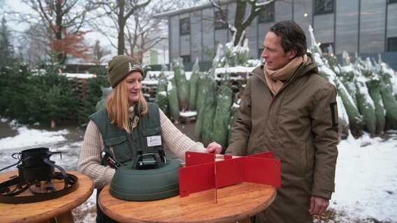 Jo Hiller mit Weihnachtsbaum-Verkäuferin © Screenshot 