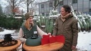 Jo Hiller mit Weihnachtsbaum-Verkäuferin © Screenshot 