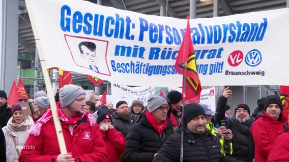 VW-Mitarbeiter protestieren. © Screenshot 