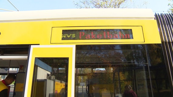 Eine Straßenbahn als Paketbahn in Schwerin © Screenshot 