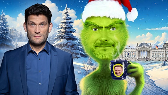 Christian Lindner als Grinch, der ein Glühweinbecher mit Christian Lindner drauf in der Hand hält. Daneben Christian Ehring. (extra 3 vom 21.11.2024 im Ersten) © NDR 