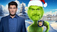 Christian Lindner als Grinch, der ein Glühweinbecher mit Christian Lindner drauf in der Hand hält. Daneben Christian Ehring. (extra 3 vom 21.11.2024 im Ersten) © NDR 