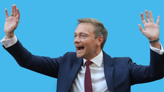 Christian Lindner mit gehobenen Händen. (extra 3 vom 21.11.2024 im Ersten) © NDR 