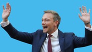 Christian Lindner mit gehobenen Händen. (extra 3 vom 21.11.2024 im Ersten) © NDR 