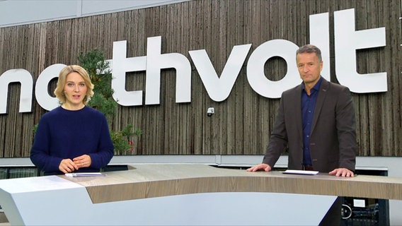 Marie-Luise Bram und Gerrit Derkowski moderieren das Schleswig-Holstein Magazin. © Screenshot 