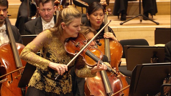 Geigerin Janine Jansen beim Konzert mit dem NDR Elbphilharmonie Orchester in der Elbphilharmonie. © Screenshot 