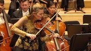 Geigerin Janine Jansen beim Konzert mit dem NDR Elbphilharmonie Orchester in der Elbphilharmonie. © Screenshot 