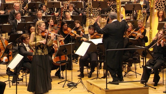 Geigerin Janine Jansen mit Dirigent Sakari Oramo beim Konzert mit dem NDR Elbphilharmonie Orchester in der Elbphilharmonie. © Screenshot 