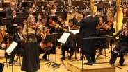 Geigerin Janine Jansen mit Dirigent Sakari Oramo beim Konzert mit dem NDR Elbphilharmonie Orchester in der Elbphilharmonie. © Screenshot 