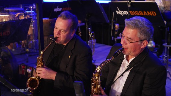 Star-Saxofonist Fiete Felsch probt mit Saxofonist Lars Hochstätter von der Lulu Big Band. © Screenshot 