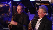 Star-Saxofonist Fiete Felsch probt mit Saxofonist Lars Hochstätter von der Lulu Big Band. © Screenshot 