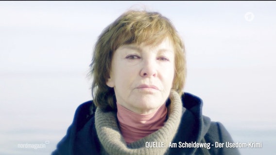 Schauspielerin Katrin Sass vor dem Meer in einer Szene des Usedom-Krimis. © Screenshot 