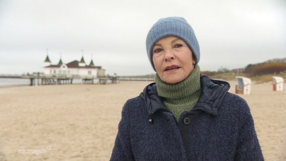 Schauspielerin Katrin Sass am Strand von Ahlbeck auf Usedom. © Screenshot 