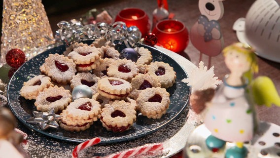 Ein Teller mit vielen Weihnachtsplätzchen. © Screenshot 