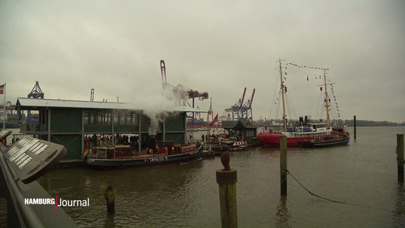 Ein Schiff liegt im Hafen in Övelgönne. © Screenshot 