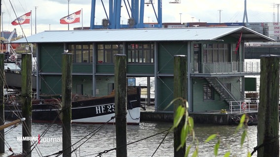 Ein Lieger steht im Hafen in Oevelgönne. © Screenshot 