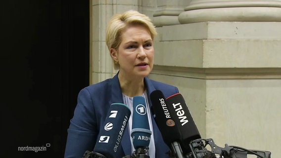 Ministerpräsidentin Manuela Schwesig (SPD) gibt ein Statement. © Screenshot 