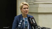 Ministerpräsidentin Manuela Schwesig (SPD) gibt ein Statement. © Screenshot 