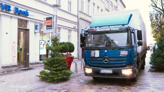 Ein LKW in der Schweriner Innenstadt. © Screenshot 