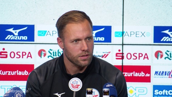 Hansa-Rostock-Trainer Daniel Brinkmann bei einer Pressekonferenz. © Screenshot 