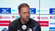 Hansa-Rostock-Trainer Daniel Brinkmann bei einer Pressekonferenz. © Screenshot 