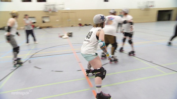 Szene beim Roller Derby Training. © Screenshot 