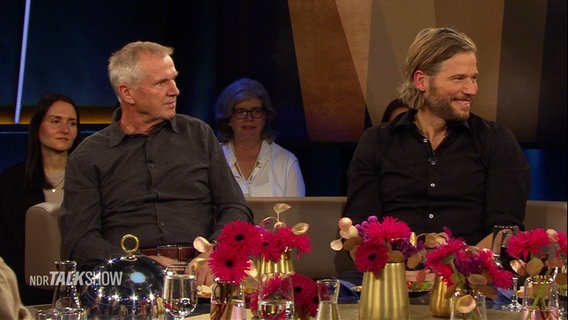 Schauspieler Sebastian Ströbel und Bergretter Heribert Eisl bei der NDR Talk Show. © Screenshot 