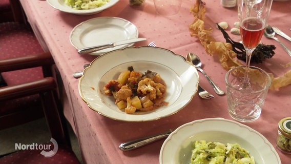 Ein Curry mit Meeralgen wird nach einem Kochkurs serviert. © Screenshot 