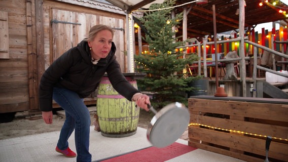 Britta Johns beim Eisstockschießen. © Screenshot 