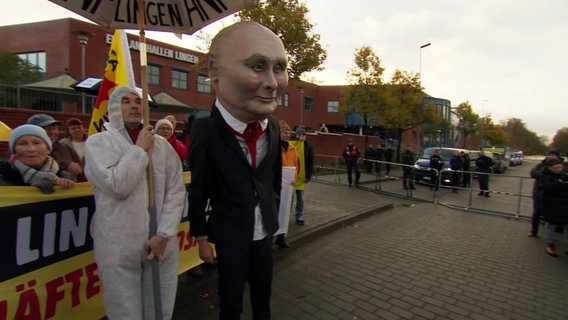 Eine Demo von Atomkraftgegnern vor der Brennelementefabrik Lingen. © Screenshot 