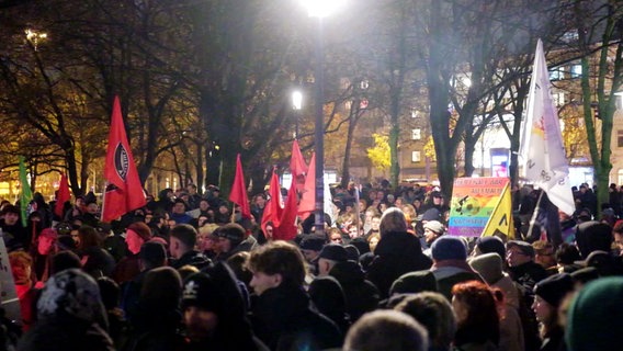 Im Hamburger Stadtteil St. Pauli versammeln sich Hunderte Menschen, die gegen ein Treffen von Burschenschaftlern demonstrieren. © Screenshot 